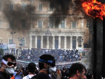 Manifestation devant le parlement Grec suite à l'adoption d'un nouveau plan d'austérité