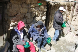 Mines d'argent de Potosi, Bolivie, les mineurs se partagent les feuilels de coca