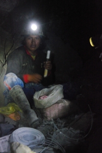 Mines d'argent de Potosi, Bolivie, un mineur prépare la dynamite