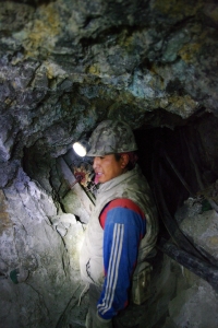 Mines d'argent de Potosi, Bolivie, mineurs dans le tunnel