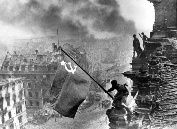 Le drapeau soviétique flottant sur les toits du Reichstag, 2 Mai 1945, photo de Evgueni Kaldeï