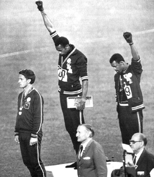 Tommie Smith lève le poing aux JO de Mexico