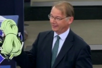 Le député belge Philippe Lamberts présente une corde à Emmanuel Macron